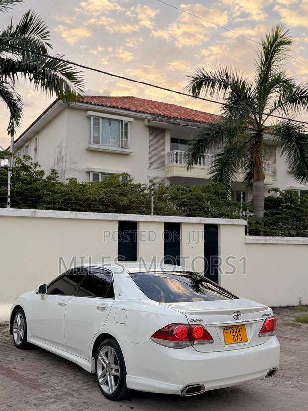 Toyota Crown 2010 White