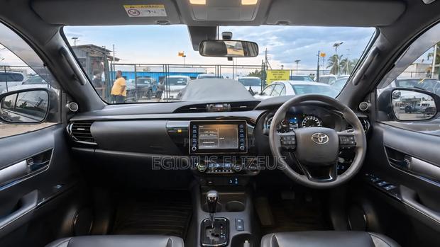 New Toyota Hilux 2023 Beige