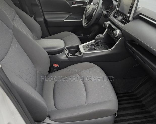 Toyota RAV4 2021 White