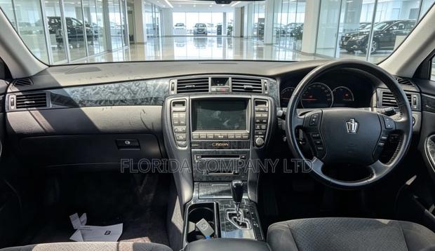 Toyota Crown 2006 Black