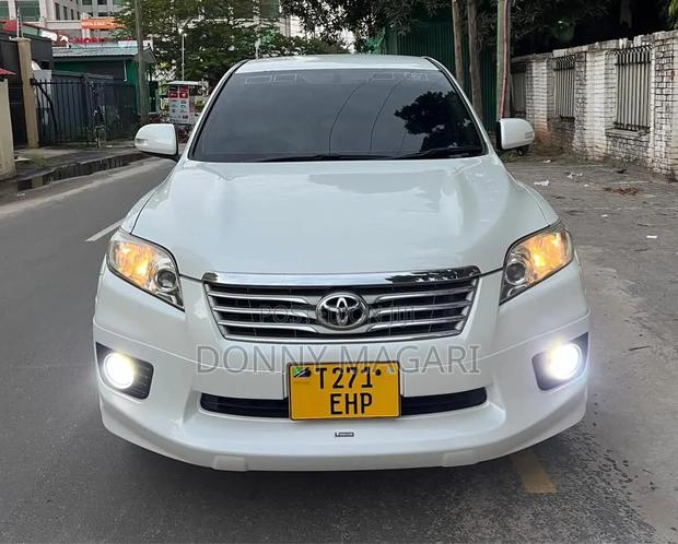 Toyota Vanguard 2011 White
