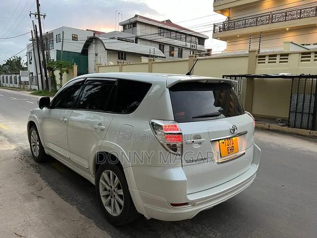 Toyota Vanguard 2011 White