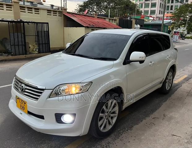 Toyota Vanguard 2011 White
