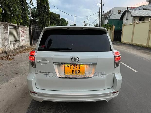 Toyota Vanguard 2011 White