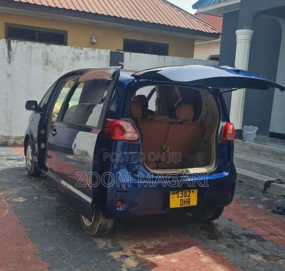 Toyota Porte 2004 Blue
