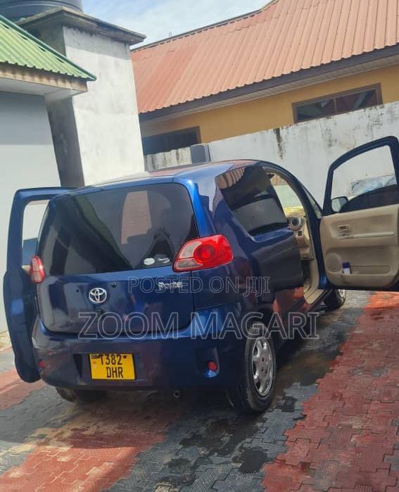 Toyota Porte 2004 Blue