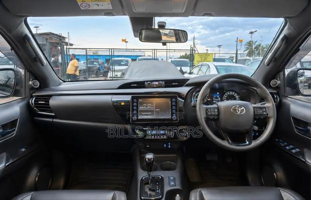 Toyota Hilux 2023 Gold