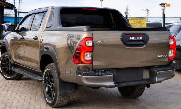 Toyota Hilux 2023 Gold