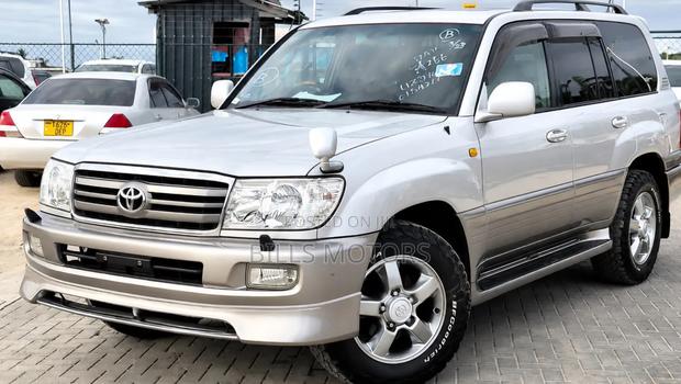Toyota Land Cruiser 2005 White