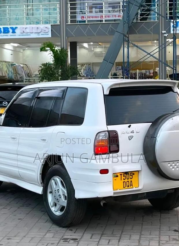Toyota RAV4 1999 White