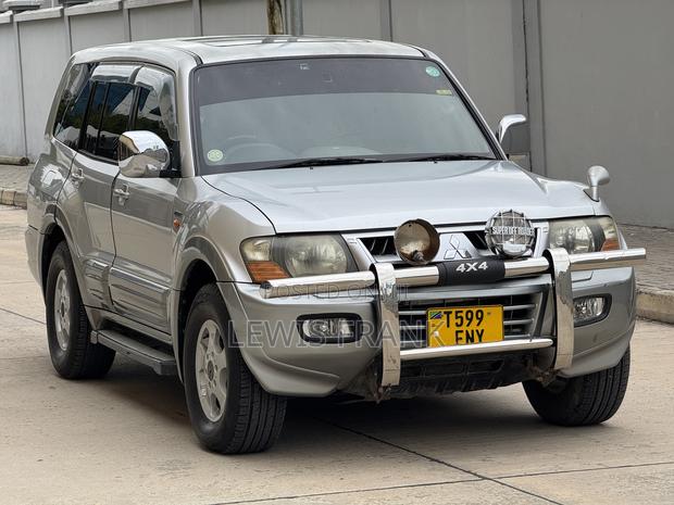 Mitsubishi Pajero 2000 Silver