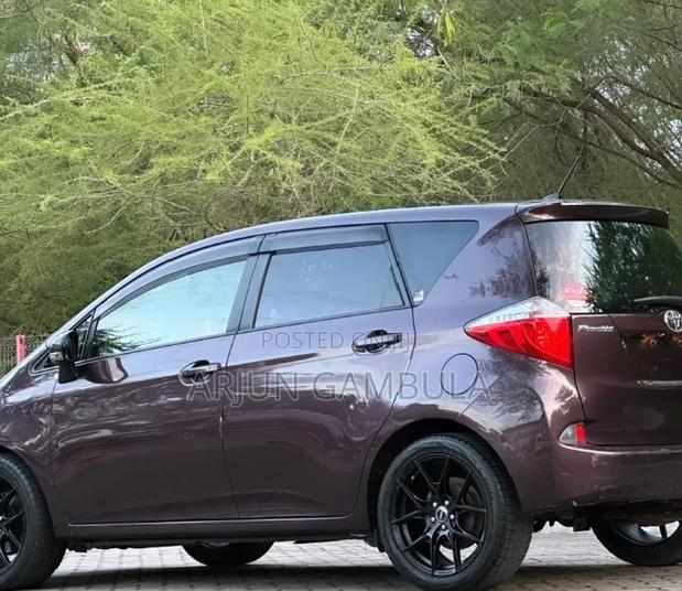 Toyota Ractis 2013 Gray
