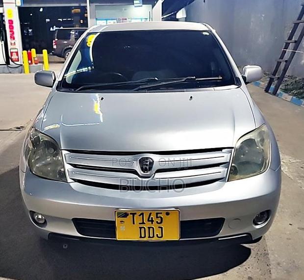 Toyota IST 2004 Silver