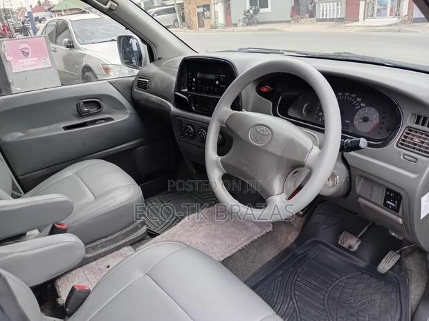 Toyota Noah 2001 Silver