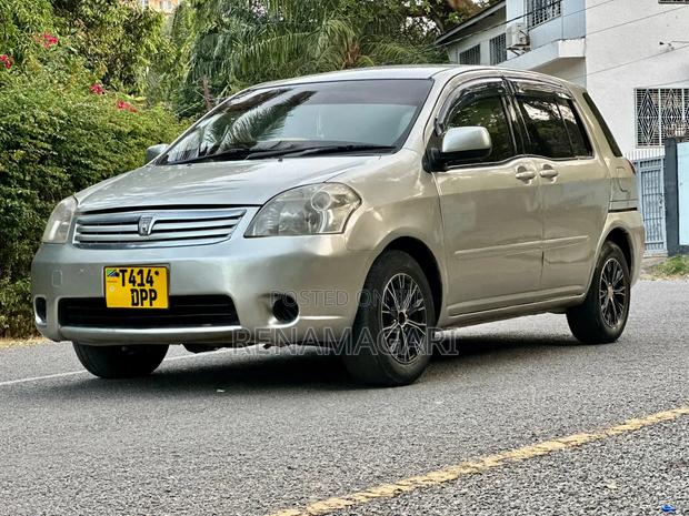 Toyota Raum 2005 Silver