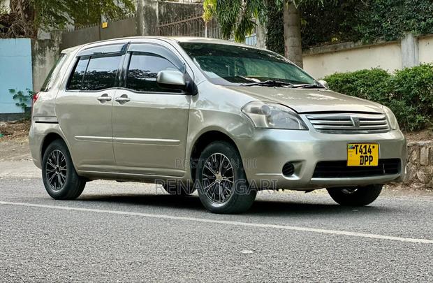 Toyota Raum 2005 Silver