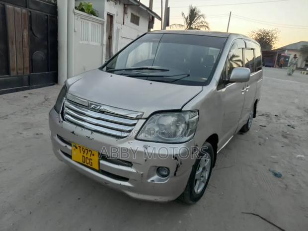 Toyota Voxy 2005 Silver