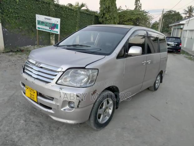 Toyota Voxy 2005 Silver