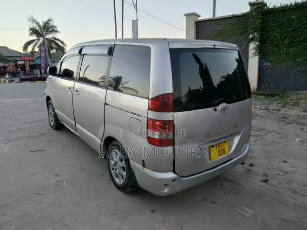 Toyota Voxy 2005 Silver