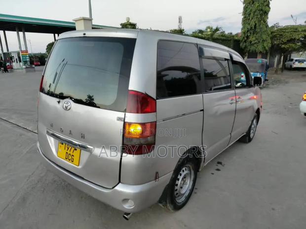 Toyota Voxy 2005 Silver