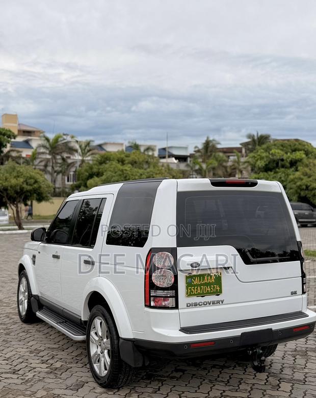 Land Rover Discovery 2012 White