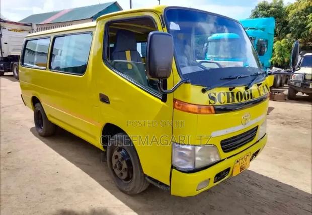 Toyota Dyna 2002 Yellow