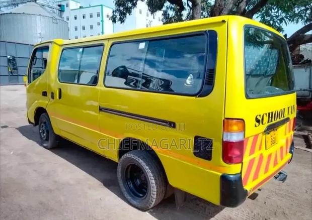 Toyota Dyna 2002 Yellow