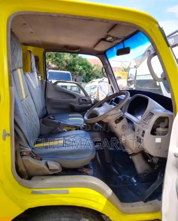 Toyota Dyna 2002 Yellow