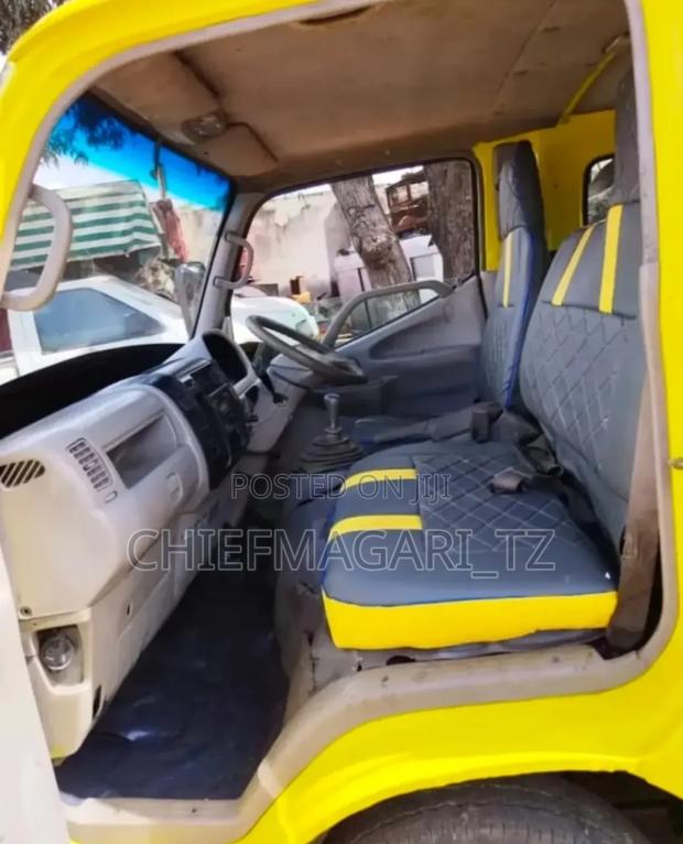 Toyota Dyna 2002 Yellow