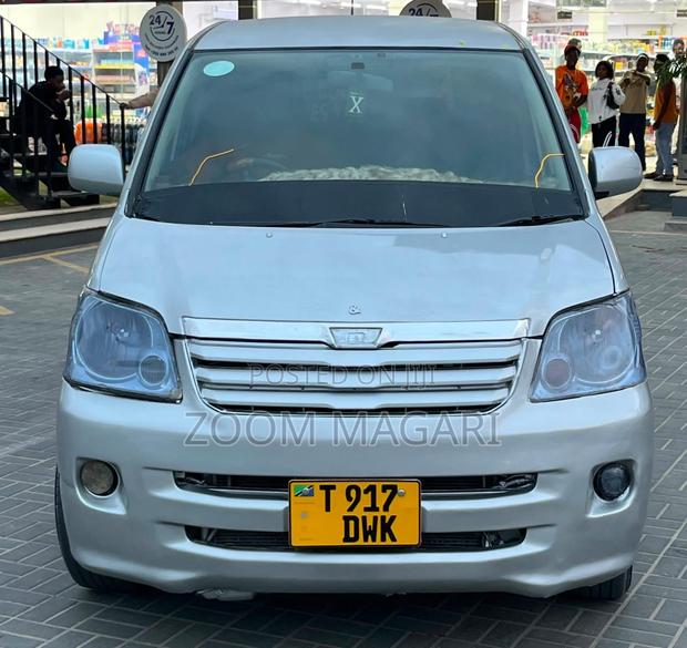 Toyota Noah 2005 Silver