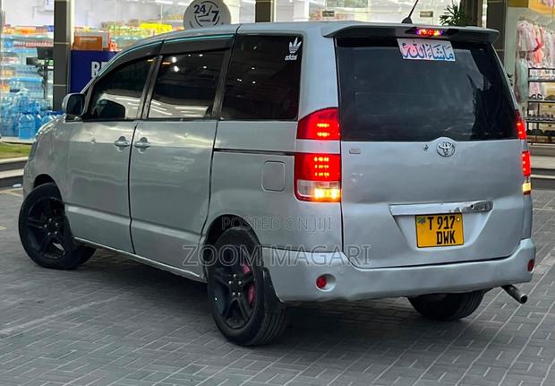 Toyota Noah 2005 Silver