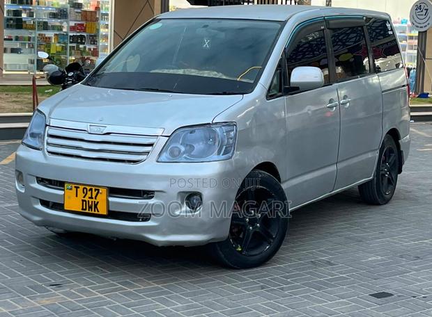 Toyota Noah 2005 Silver