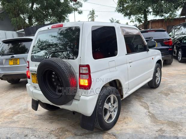 Mitsubishi Pajero 2005 White