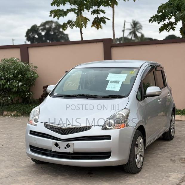 Toyota Ractis 2009 Silver