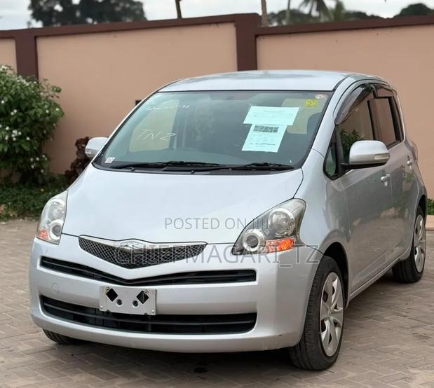Toyota Ractis 2009 Silver