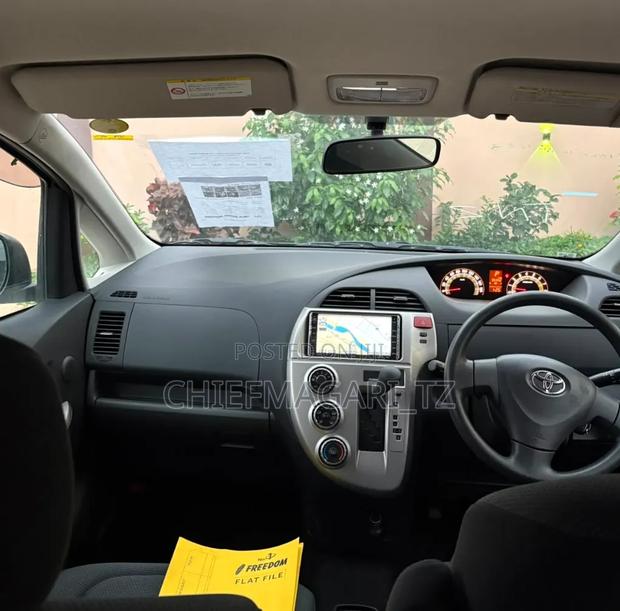 Toyota Ractis 2009 Silver