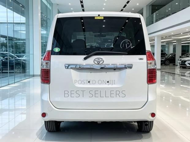 Toyota Noah 2009 White