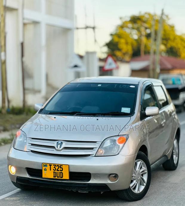 Toyota IST 2004 Gold