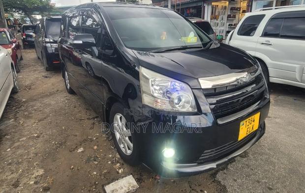Toyota Noah 2010 Black