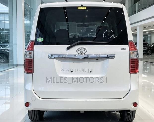 Toyota Noah 2009 White