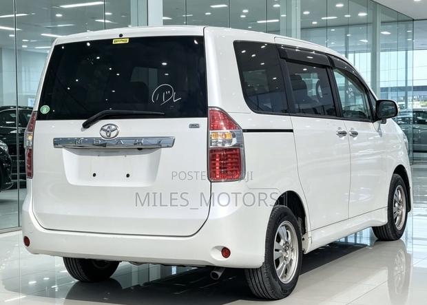 Toyota Noah 2009 White