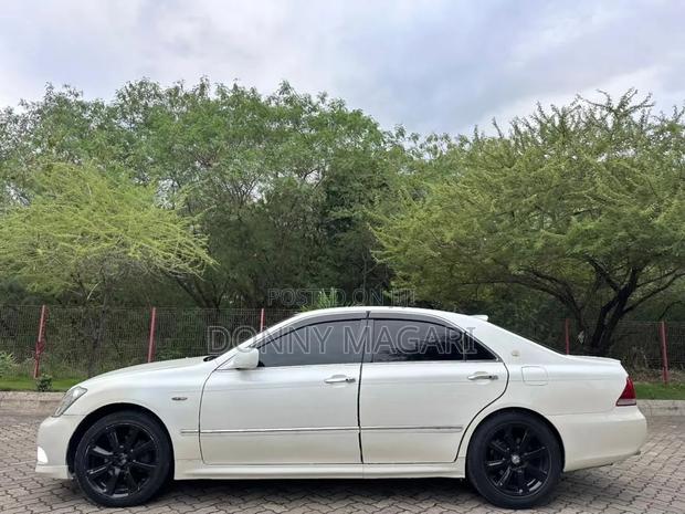Toyota Crown 2006 White
