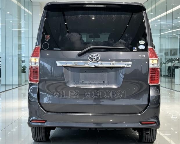 Toyota Noah 2009 Gray