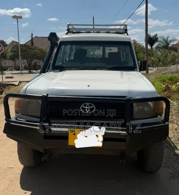 Toyota Land Cruiser 2010 White