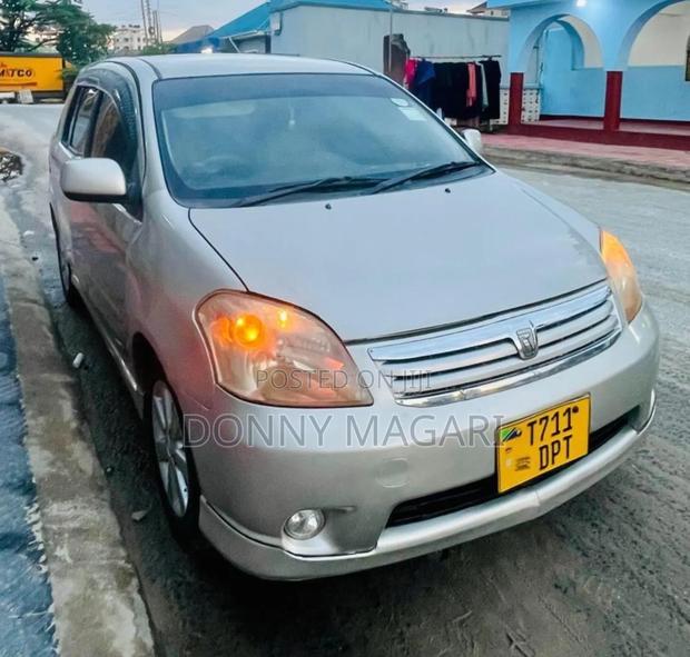 Toyota Raum 2005 Silver