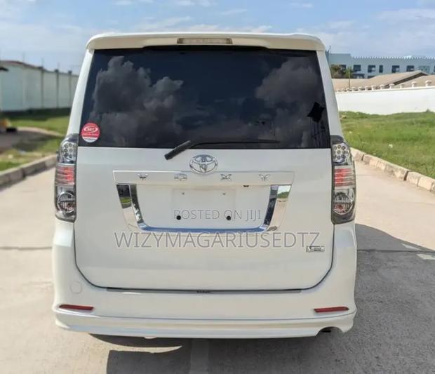 Toyota Noah 2010 Off white