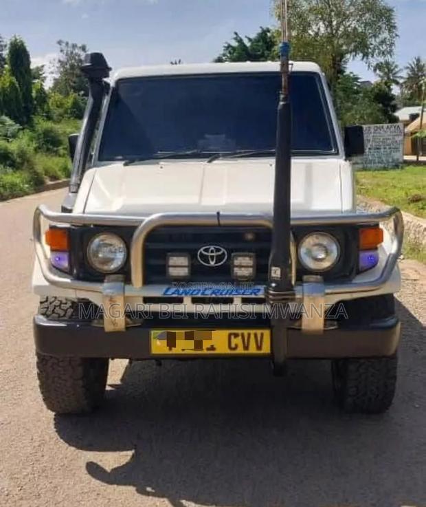 Toyota Land Cruiser 1999 White