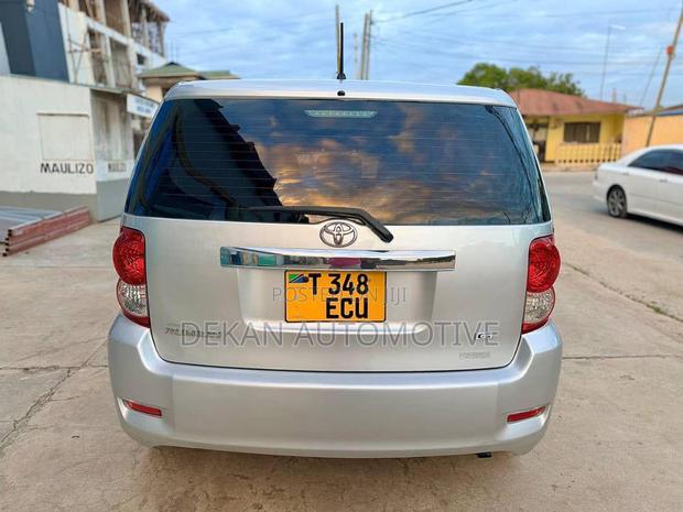 Toyota Corolla Rumion Hatchback 1.5 FWD 2009 Silver