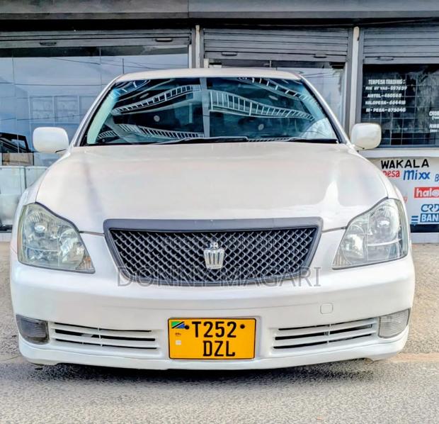 Toyota Crown 2006 White