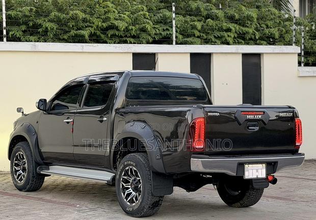 Toyota Hilux 2013 Black